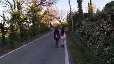 Le dice a su hermana que se la chupe a su amigo