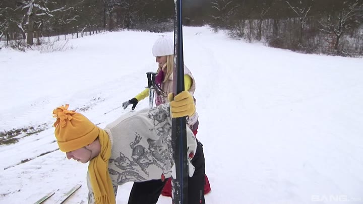 Marry Gets Some Skiing Lessons - hoTiva